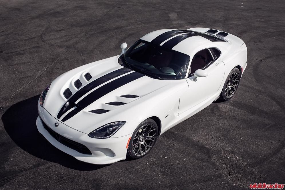 Подивіться, як димить гумою тюнінгований SRT Viper