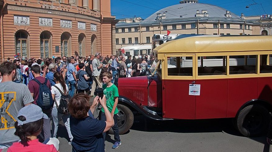 А цар-то несправжній: як і з чого роблять автомобілі для кіно і парадів