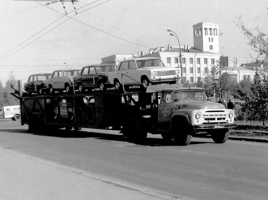 Автовози, звичайні й не дуже: як і на чому перевозили автомобілі в СРСР