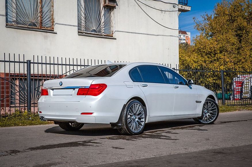 BMW 7er F01 з пробігом: вода в дверях і кузов, який не можна відновити після ДТП