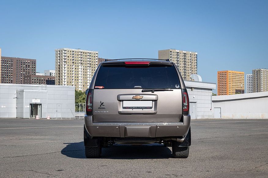 Chevrolet Tahoe III (GMT920) з пробігом: надскладні передні крила і ніжний номер рами