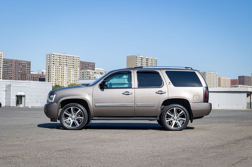 Chevrolet Tahoe III (GMT920) з пробігом: надскладні передні крила і ніжний номер рами