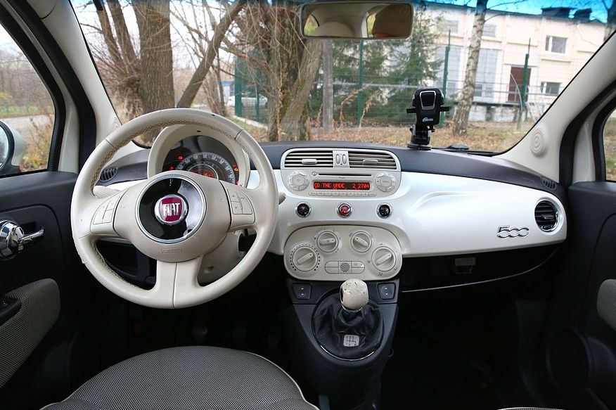 Fiat 500 з пробігом: ризик наскрізної корозії через бруд і вода в салоні з кондиціонера