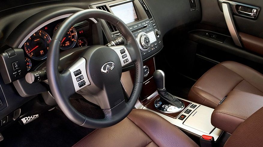 Infiniti FX S50 з пробігом: «черв'яки» центрального замка і «крокодил» у салоні