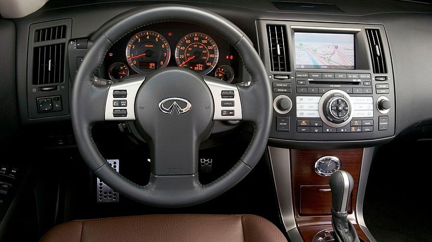 Infiniti FX S50 з пробігом: «черв'яки» центрального замка і «крокодил» у салоні