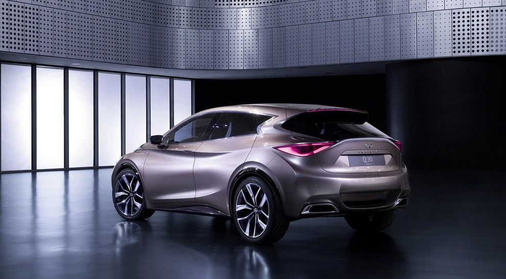 Infiniti Q30 - Mercedes його породив, але хто кого вб'є?