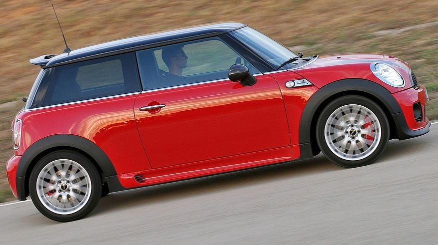 Mini Hatch R56 з пробігом: корозія під капотом і швидка смерть ксенону