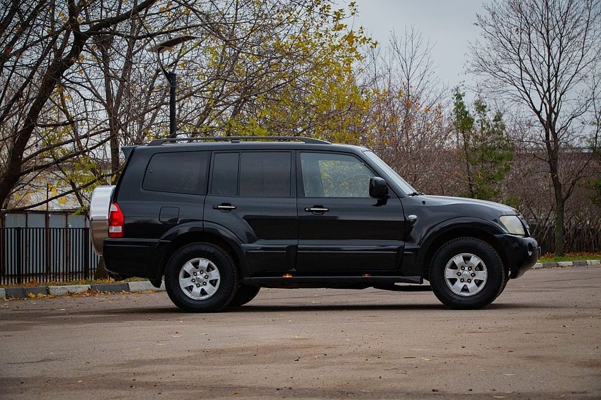 Mitsubishi Pajero 3 з пробігом: забарвлення на століття, багато іржі знизу і проста електрика