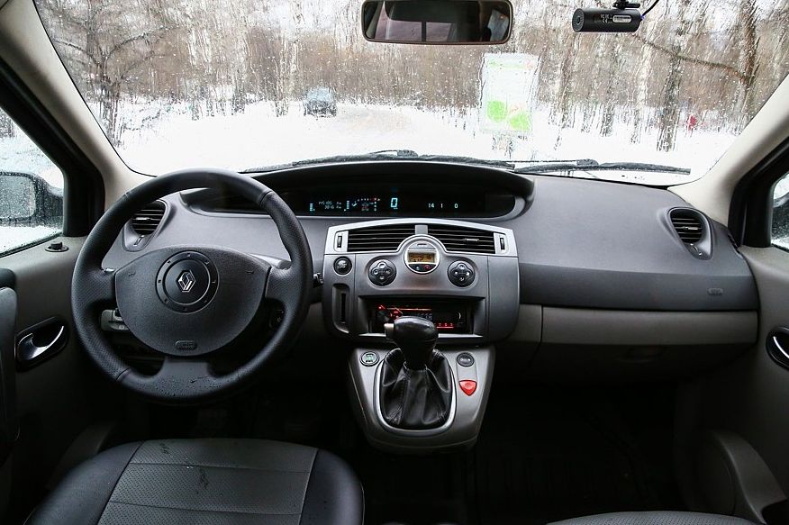 Renault Scenic II з пробігом: волога на підлозі та електрика не для слабаків