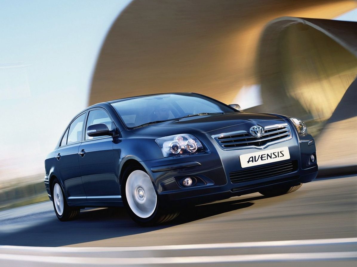 Toyota Avensis T250 з пробігом: сліпі фари і поганий характер задньої підвіски