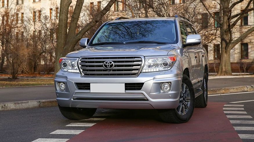 Toyota Land Cruiser 200 з пробігом: у крилах кілограми бруду, а VIN на рамі може згнити