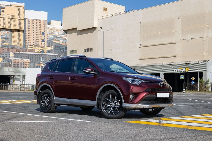 Toyota RAV4 IV (XA40) з пробігом: дизель від BMW, дешевий варіатор і маточини-витратники