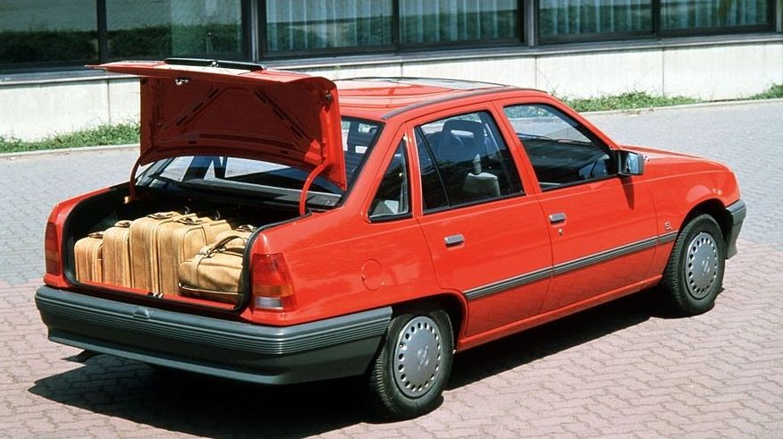 Брат на сестру: порівняння Opel Kadett E і Daewoo Nexia