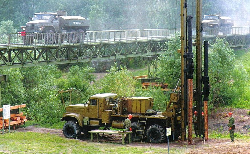 Мостоукладач, палезабивач і навіть гігантський пилосос: військові професії КрАЗ-255