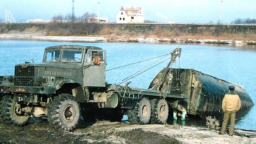 Мостоукладач, палезабивач і навіть гігантський пилосос: військові професії КрАЗ-255