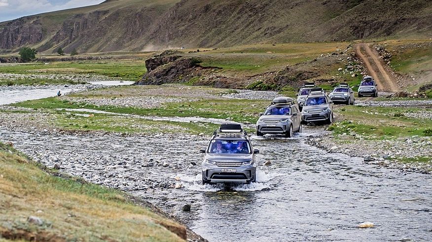 Хрещення водою: експедиційний тест-драйв Land Rover Discovery 5