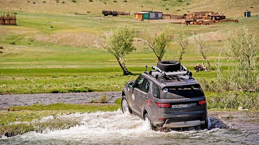 Хрещення водою: експедиційний тест-драйв Land Rover Discovery 5