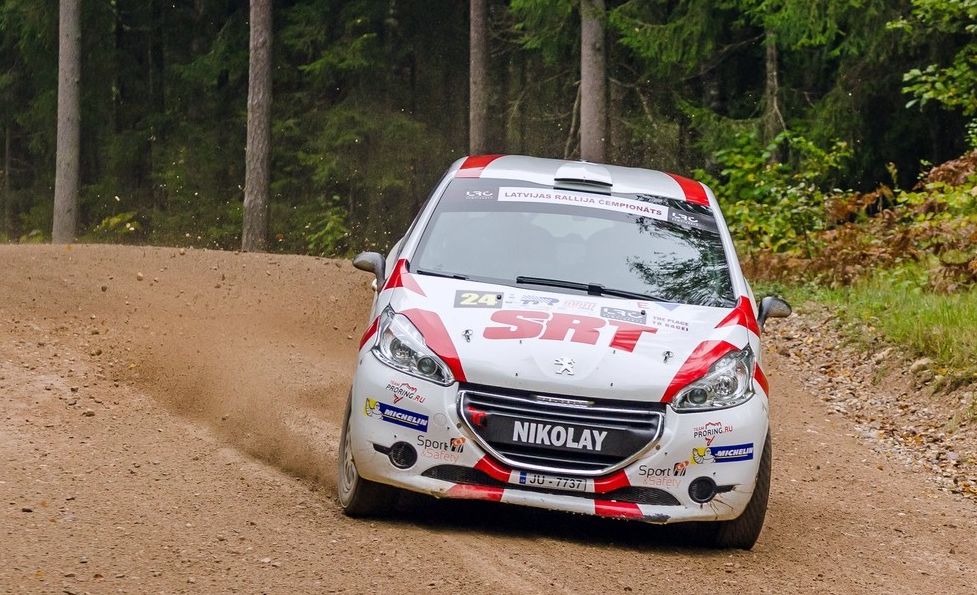 Лев, який любить гравій: тест-драйв ралійного Peugeot 208 R2