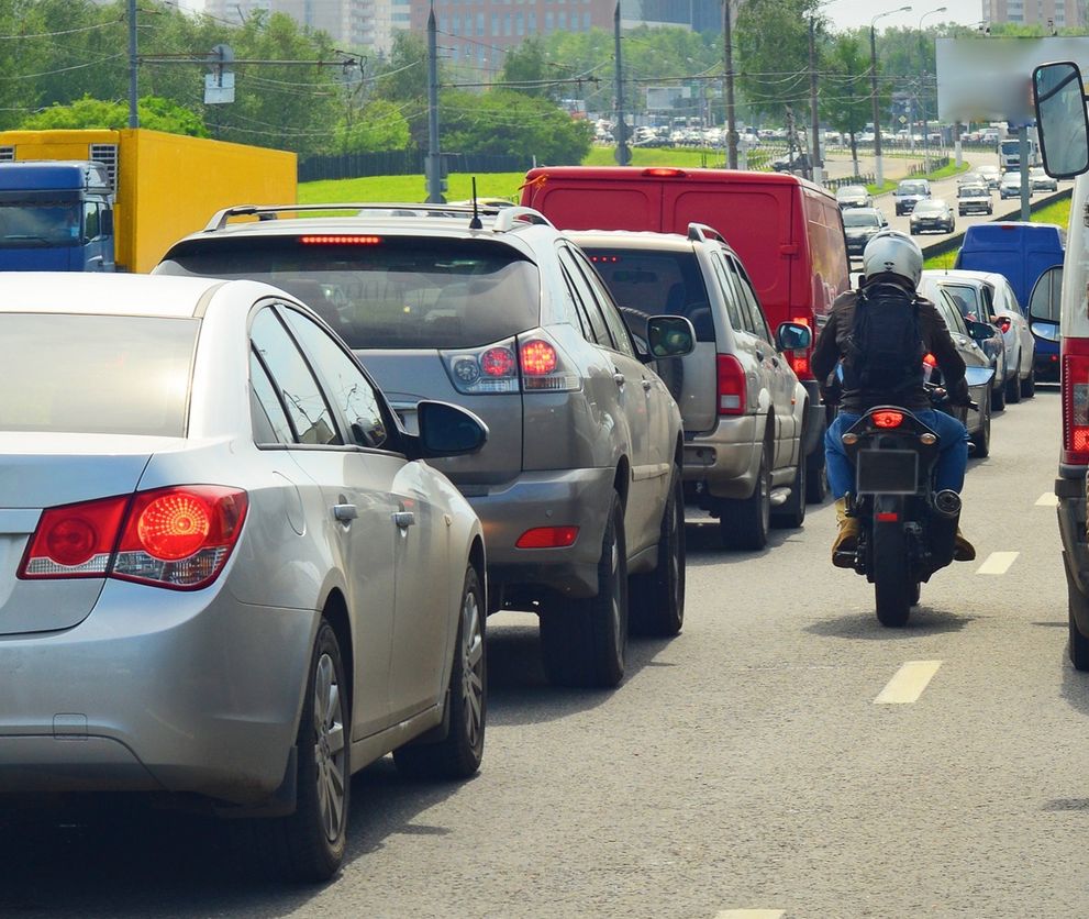 Між рядами і швидше за інших - чому саме так на мотоциклі їздити безпечніше