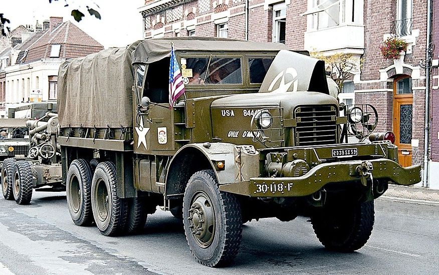 Транспортери для танків, евакуатори і тягачі: маловідомі важкі вантажівки ленд-лізу